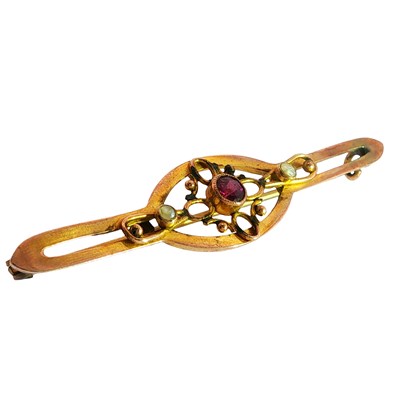 Lot 108 - A vintage 9ct gold garnet and seed pearl bar...