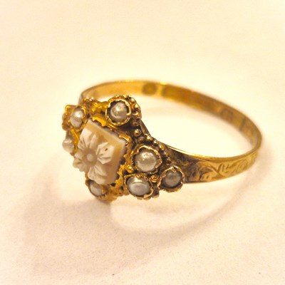Lot 111 - An antique 15ct hallmarked gold carved shell...
