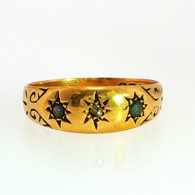 Lot 115 - An antique 18ct hallmarked gold sapphire and...