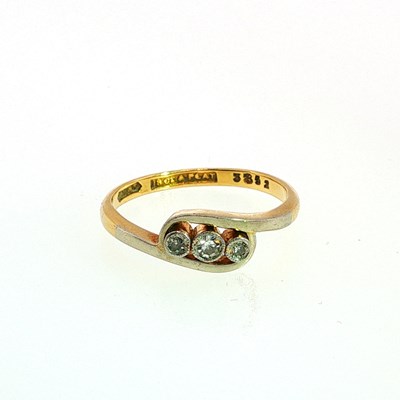 Lot 128 - A vintage 18ct gold and platinum three stone...