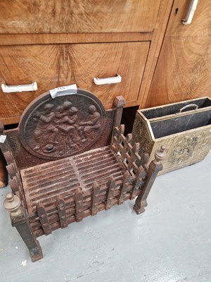 Lot 315 - A wrought and cast iron fire grate with a...