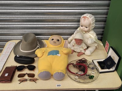 Lot 543 - A teletubby, two dolls, a trilby, dark glasses,...
