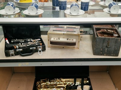 Lot 587 - A cased clarinet, an accordian, and a boxed...