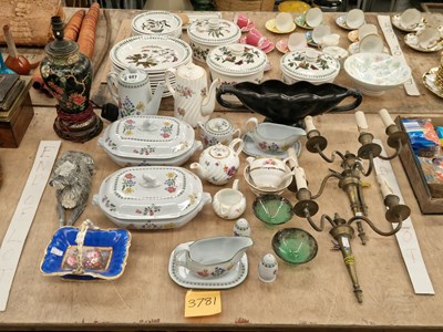 Lot 607 - A pair of Vasart glass bowls, a table lamp,...