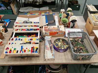Lot 707 - A concertina box of Lego, lead farm animals,...