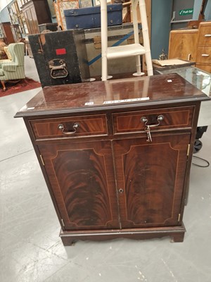 Lot 413 - A small mahogany side cabinet H 88 W 72 D 38cm