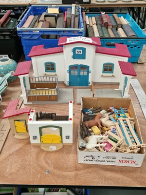 Lot 729 - Toy horse stabling, fencing and accessories,...