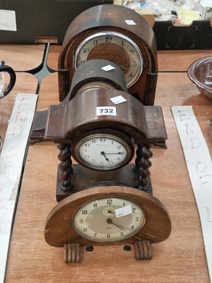 Lot 732 - Four mid 20th century wooden cased mantle clocks