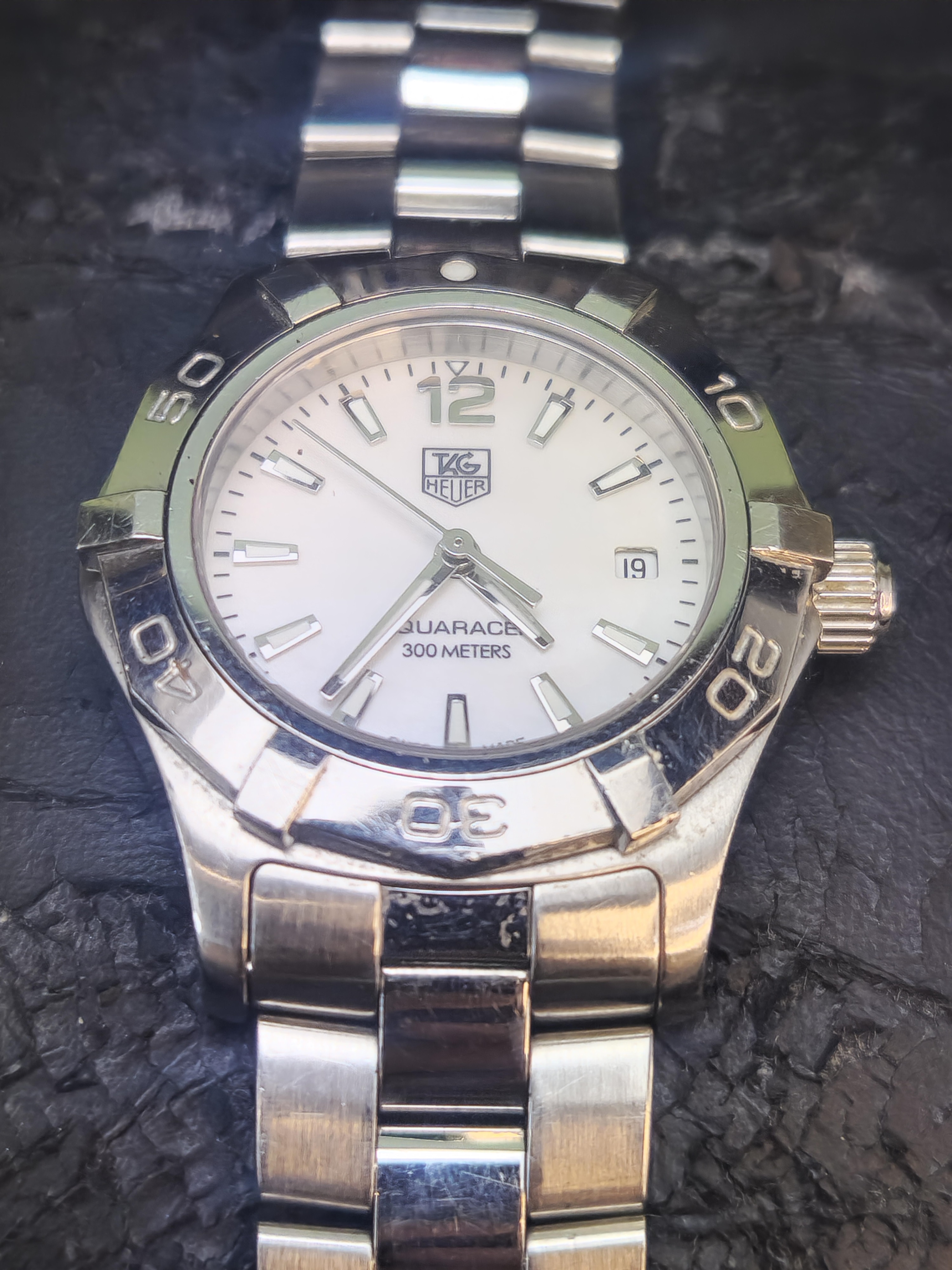 Lot 320 - A TAG Heuer aquaracer stainless steel ladies
