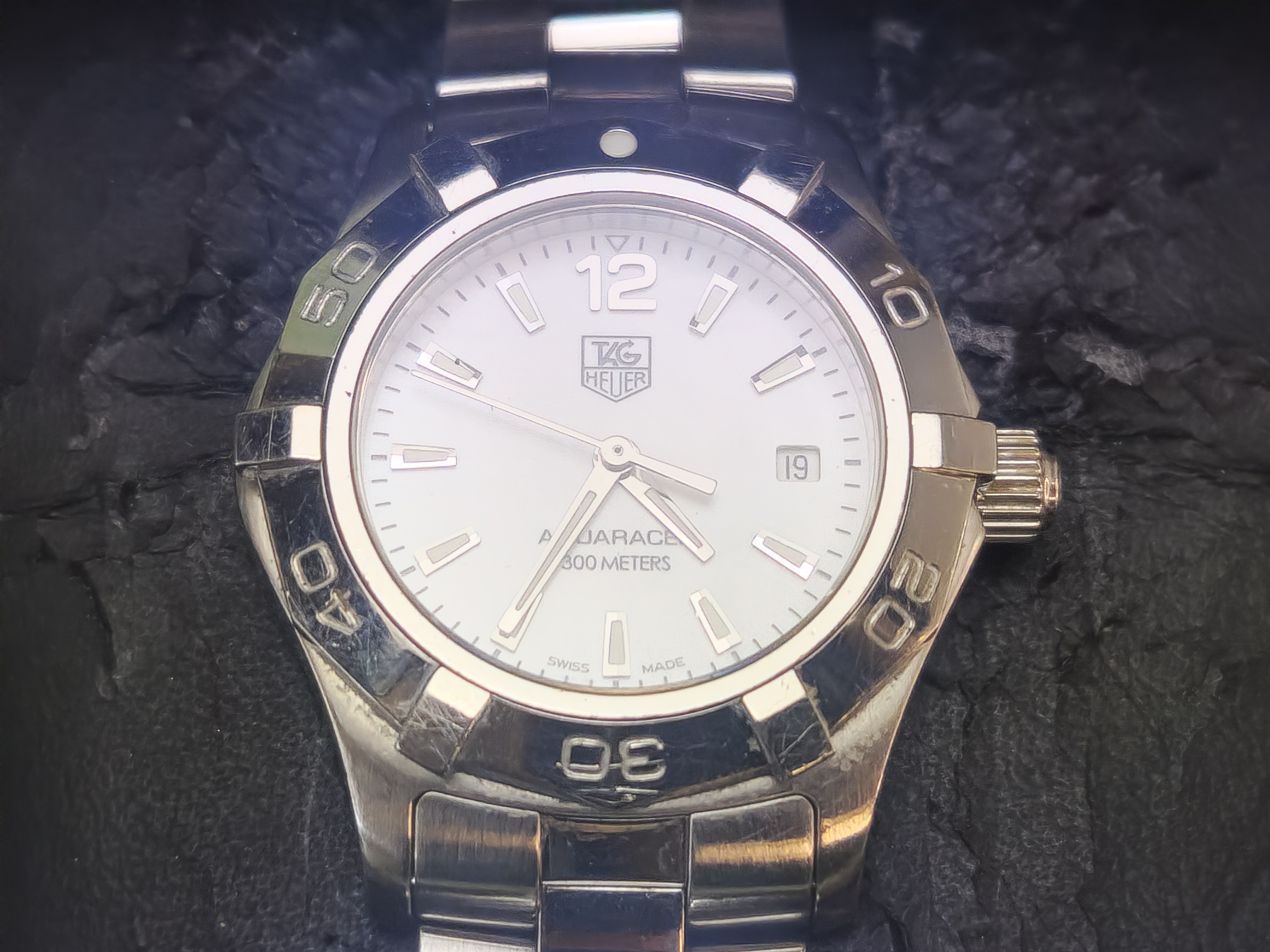 Lot 320 - A TAG Heuer aquaracer stainless steel ladies